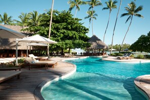 Piscine extérieure, parasols de plage, chaises longues