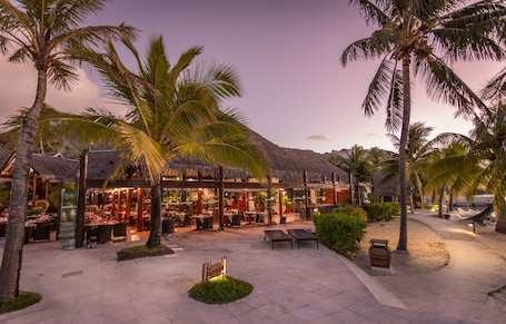 2 restaurantes, se sirve desayuno . Manava Beach Resort & Spa Moorea