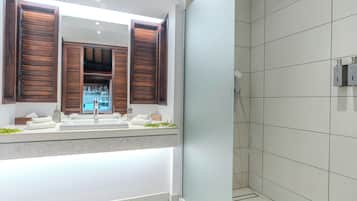 Un bagno moderno con uno specchio grande, persiane in legno, una doccia e un pavimento piastrellato.