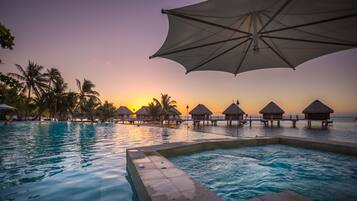 En privat strand, hvidt sand, liggestole, badehåndklæder