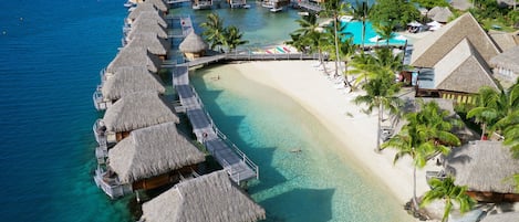 Utendørsbasseng, bassengparasoller og solsenger