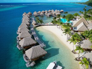 Outdoor pool, pool umbrellas, sun loungers - Manava Beach Resort & Spa Moorea (Moorea-Maiao)