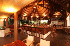 2 quầy bar/khu lounge, quầy bar bên hồ bơi