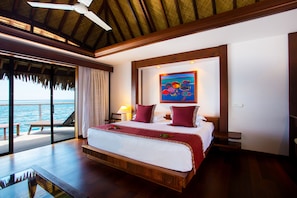 أغطية فراش متميزة وميني بار وخزنة داخل الغرفة ومكتب