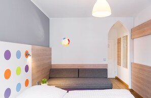 Hypo-allergenic bedding, in-room safe, desk, blackout drapes