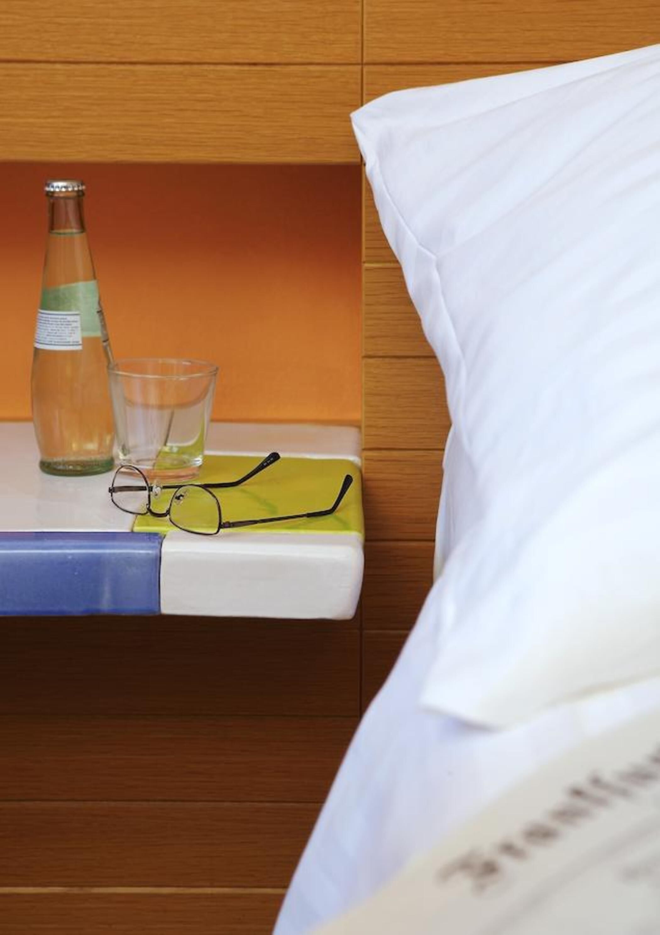 Literie hypoallergénique, coffres-forts dans les chambres, bureau