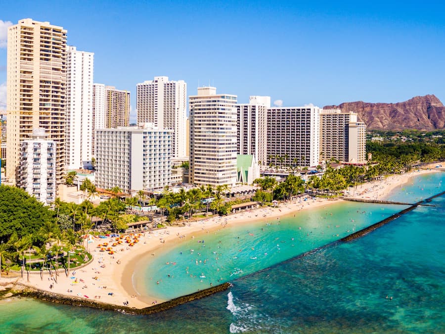 Nær stranden og hvit sand