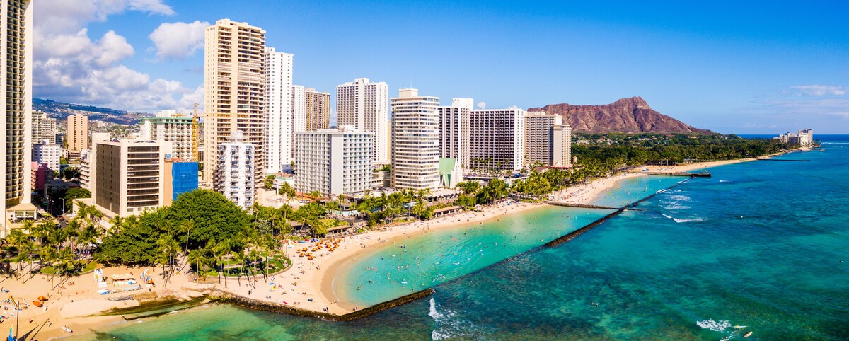 Una playa cerca, arena blanca