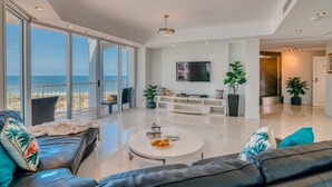 Luksus-loftsleilighet, 3 soverom, havutsikt | Oppholdsområde | En 40-tommers LCD-TV med digitale kanaler samt TV