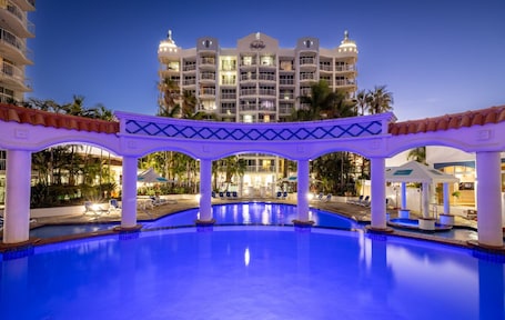 Una piscina techada, una piscina al aire libre