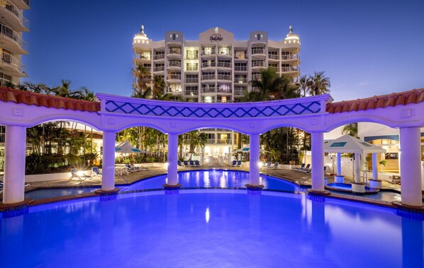 室内游泳池，室外游泳池，日光浴躺椅