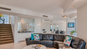Luksus-loftsleilighet, 3 soverom, havutsikt | Oppholdsområde | En 40-tommers LCD-TV med digitale kanaler samt TV