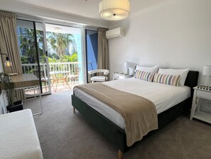 Studio, 1 queensize-seng | Safe på rommet, individuelt dekorert og individuelt innredet