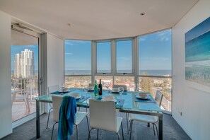 Appartamento Superior, 2 camere da letto, vista oceano | Pasti in camera