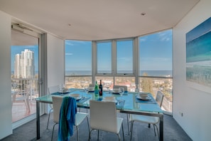 Apartament superior, 2 dormitoris, vistes a l'oceà | Zona de menjador de l'habitació