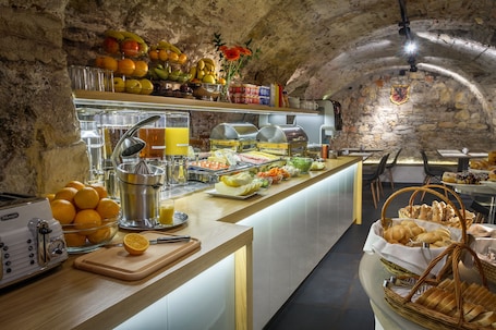 包含每日自助早餐