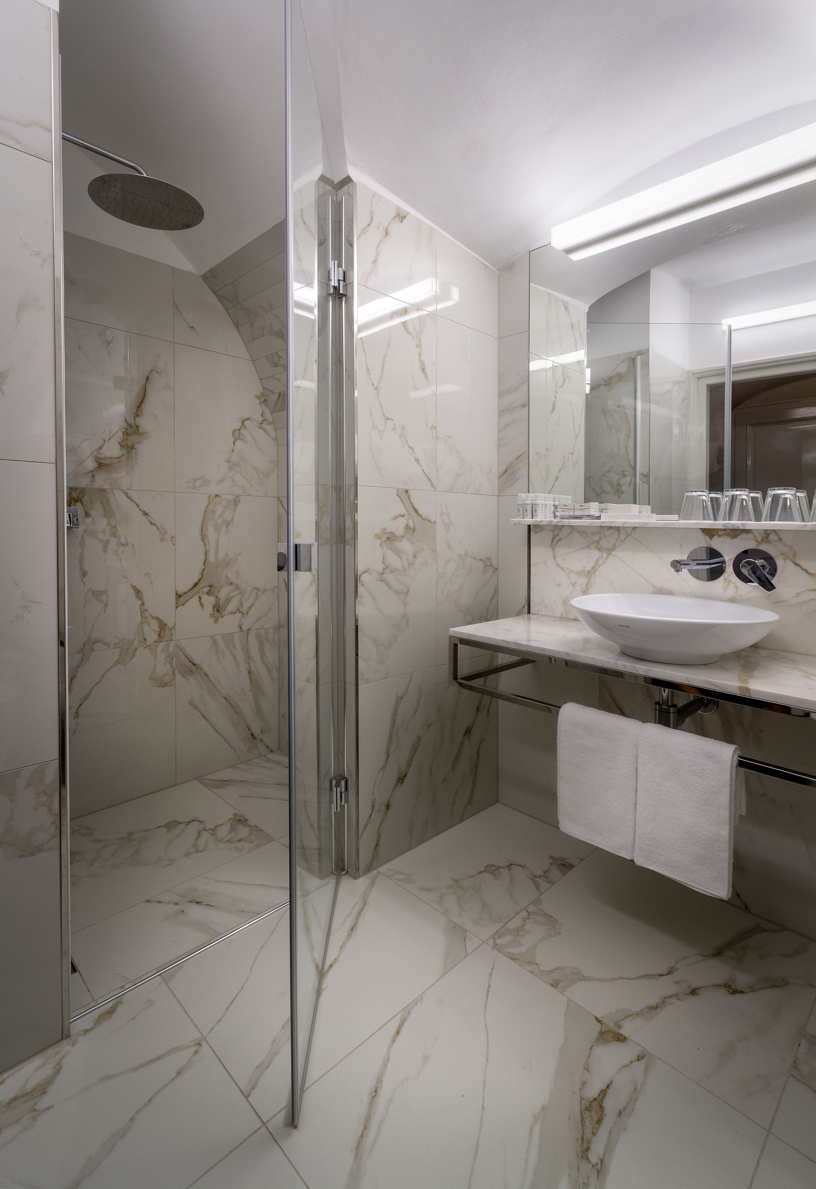 Habitación familiar, 2 habitaciones (Five Bedded) | Baño | Amenidades de baño de diseñador, secadora de cabello, toallas 