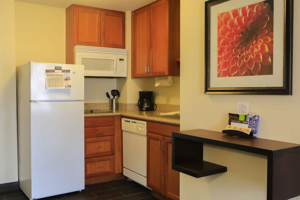 Studio Suite, 1 Queen Bed, Kitchen | Room amenity