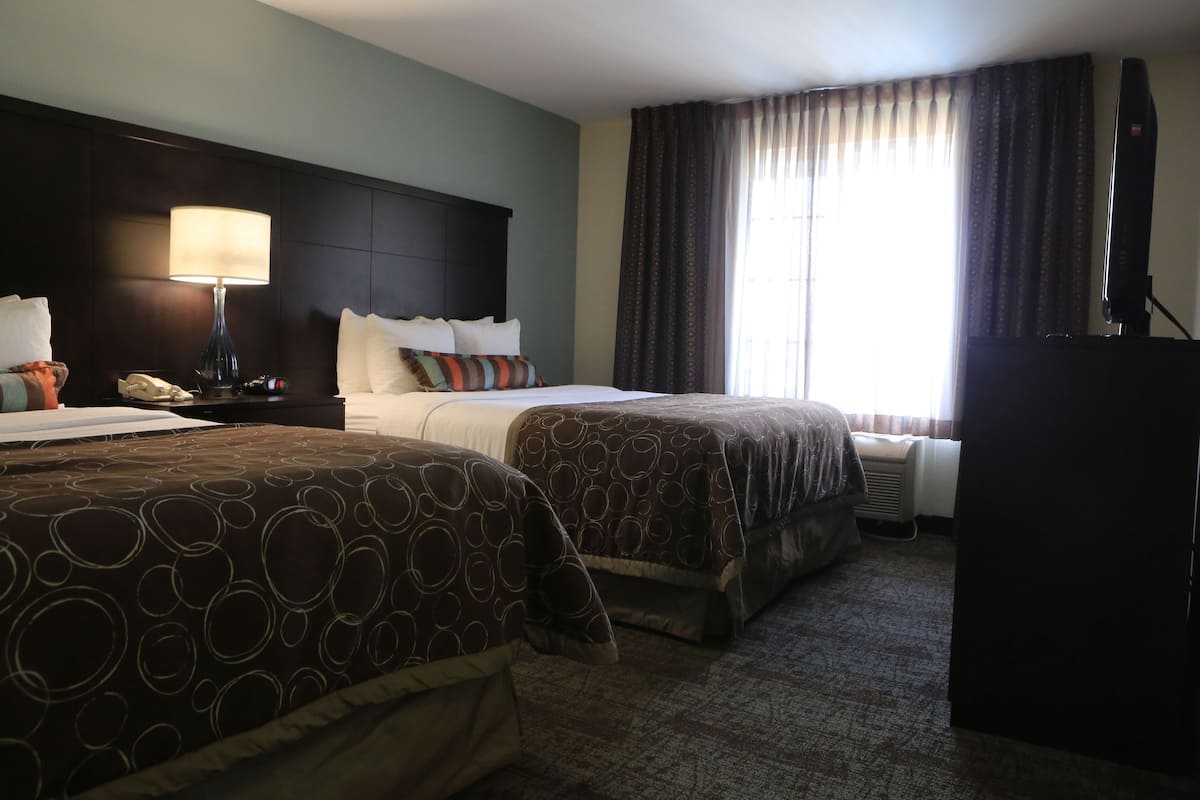 Suite, 2 Bedrooms, Kitchen | In-room safe, desk, laptop workspace, soundproofing