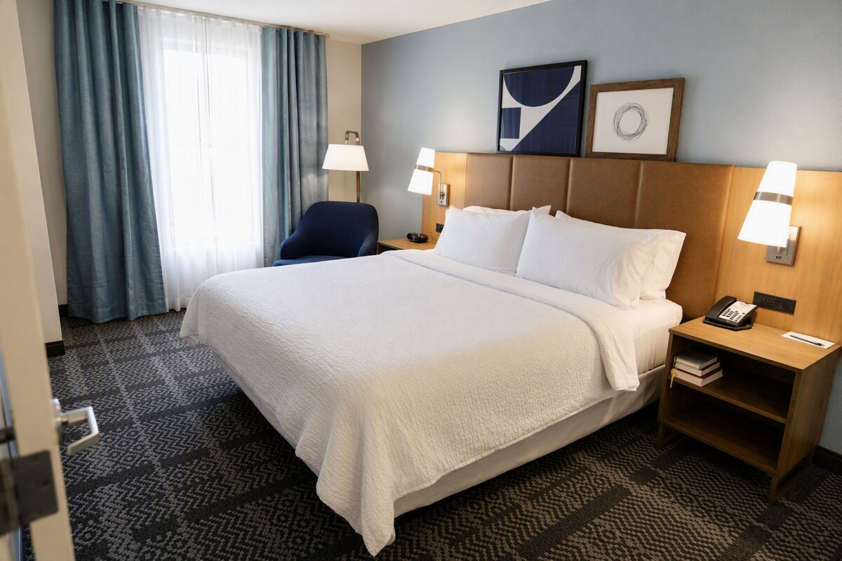 In-room safe, desk, laptop workspace, soundproofing