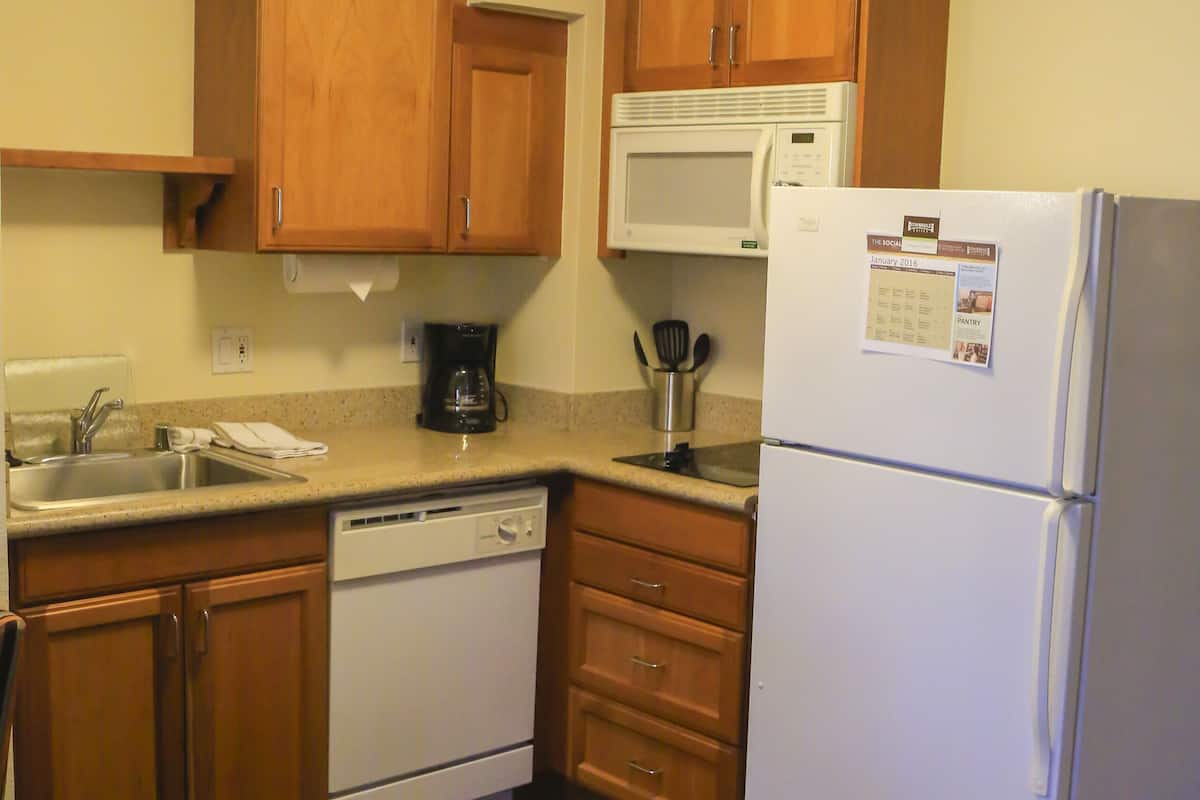 Studio Suite, 1 Queen Bed, Kitchen | Room amenity