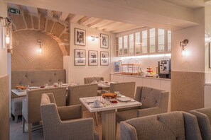 Desayuno buffet (EUR 18 por persona) 