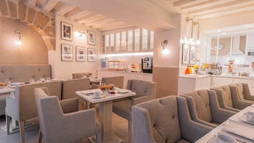Desayuno buffet (EUR 18 por persona)