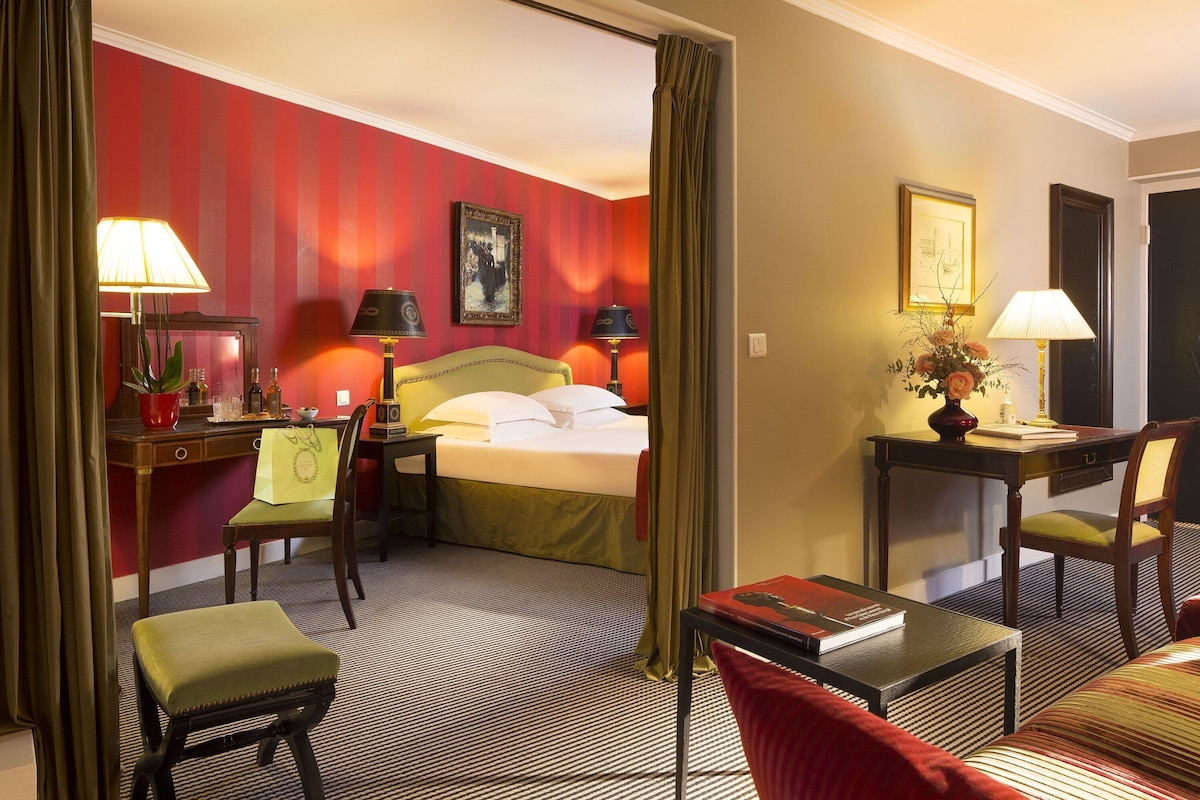 In-room safe, desk, blackout drapes, soundproofing
