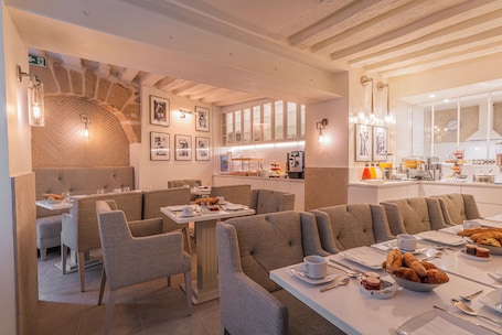 Tägliches Frühstücksbuffet gegen Gebühr. Hotel Résidence Des Arts - Saint-Germain