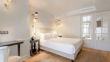 Junior Suite | 1 bedroom, in-room safe, desk, blackout drapes