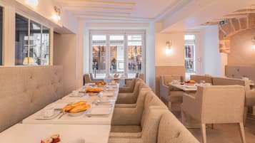 Tägliches Frühstücksbuffet (18 EUR pro Person)