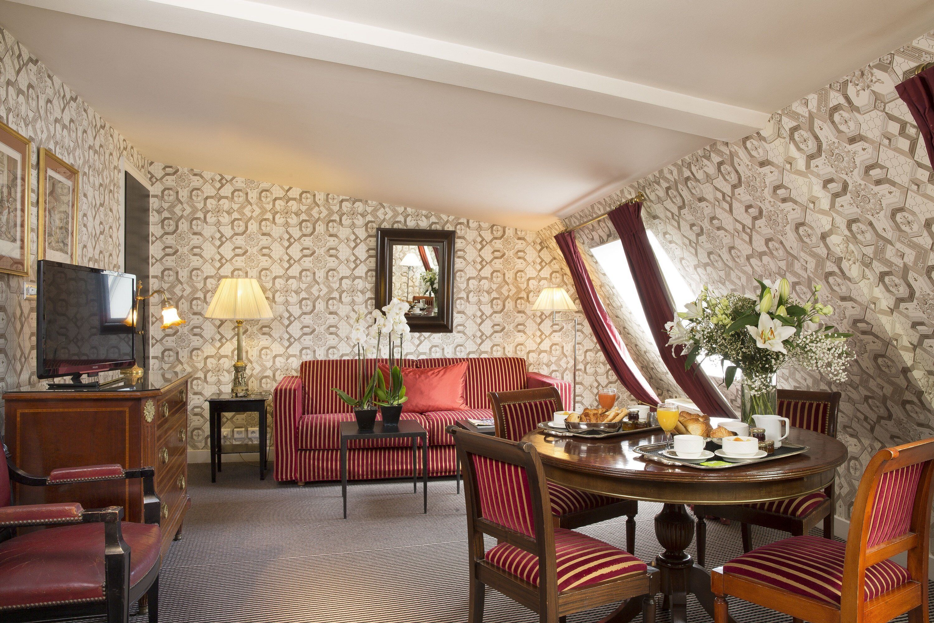 signature suite | living area | flat-screen tv