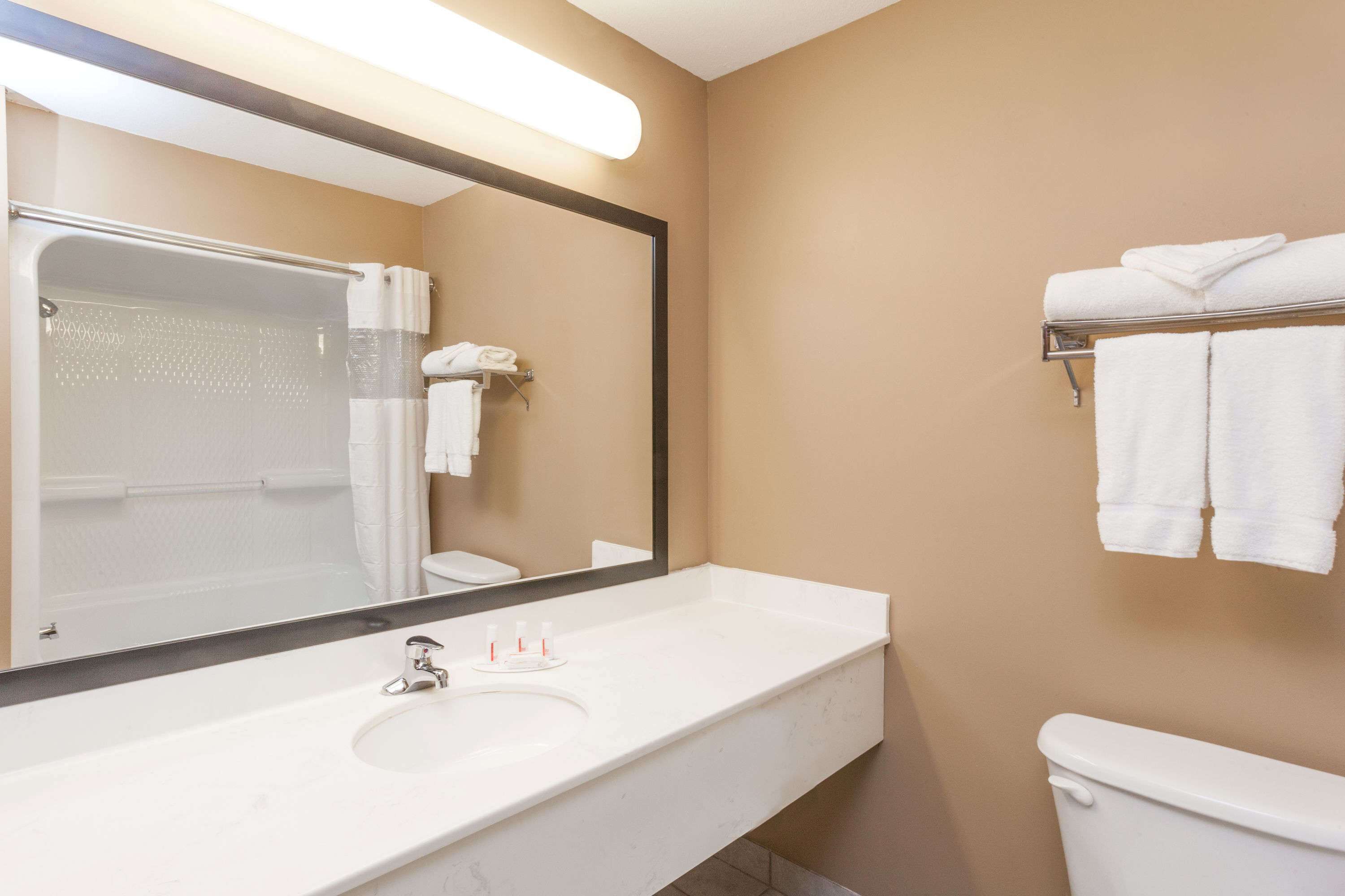 Amenidades de baño gratuitas, secadora de cabello, toallas, jabón 