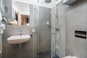 Standaard kamer, 1 tweepersoonsbed | Badkamer | Een regendouche, gratis toiletartikelen, een haardroger, handdoeken