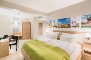 Phòng Tiêu chuẩn, 1 giường đôi | Két bảo mật tại phòng, bàn, màn/rèm cản sáng, phòng cách âm 