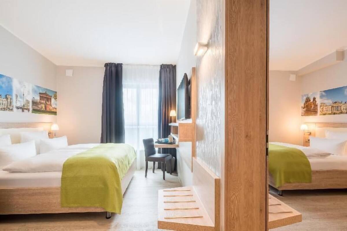 Zimmersafe, Schreibtisch, Verdunkelungsvorhänge, schallisolierte Zimmer