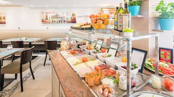 Desayuno buffet (EUR 22.00 por persona)