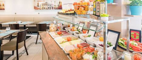 每日供应自助式早餐(每人 EUR 22.00)