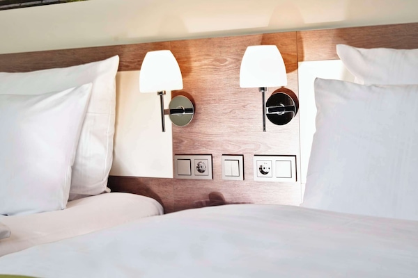 Caja de seguridad en la habitación, escritorio y cortinas blackout