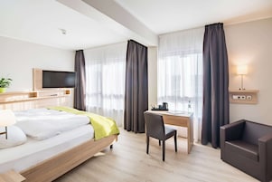 Standard Room, 1 Double Bed | In-room safe, desk, blackout drapes, soundproofing
