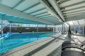 Piscine couverte, accès possible de 07 h 00 à 21 h 00, chaises longues 