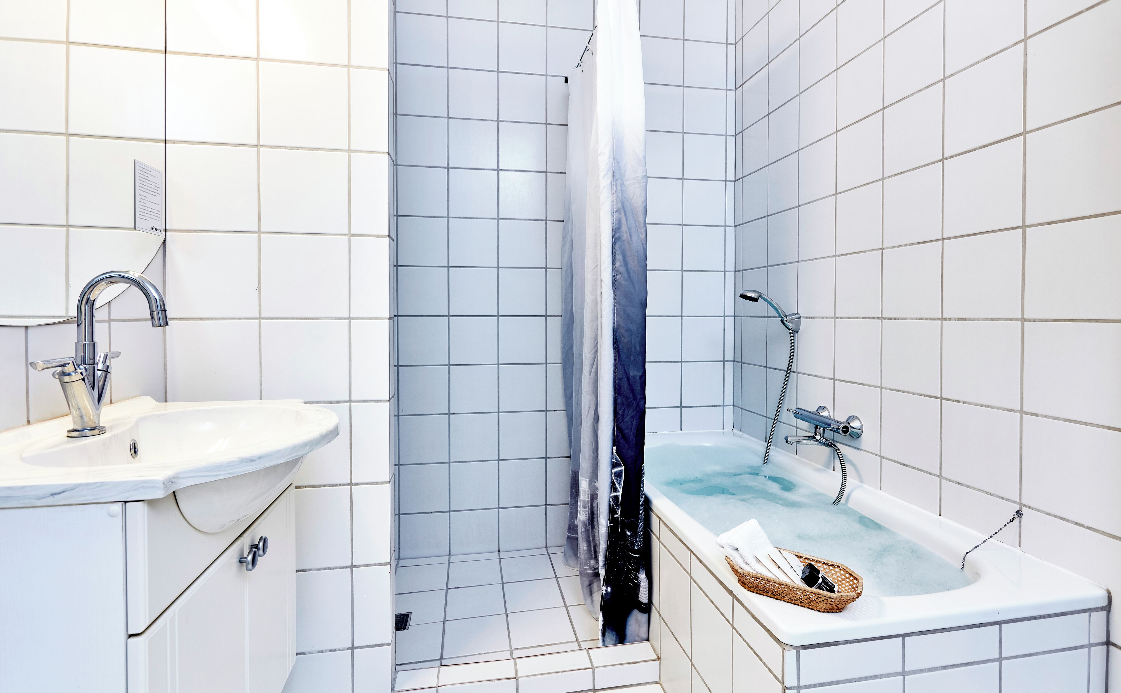 Ein modernes Badezimmer mit Waschbecken, Dusche und Badewanne.