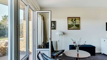 Hypo-allergenic bedding, desk, free WiFi, bed sheets