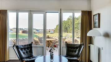 Junior Suite | Hypo-allergenic bedding, desk, free WiFi, bed sheets