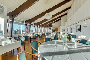 Déjeuner servi sur place, spécialités Cuisine locale, vue sur le jardin 
