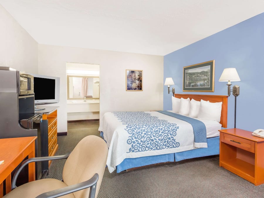 20 bedrooms, Egyptian cotton sheets, premium bedding, pillow-top beds