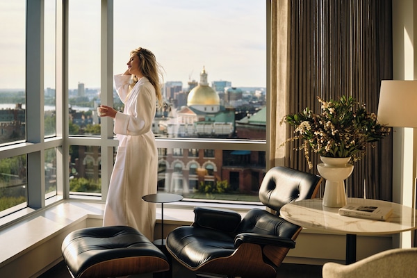 Premium Room, 1 King Bed, Corner (Skyline View) | Premium bedding, pillowtop beds, in-room safe, desk