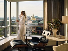 尊荣客房, 1 张特大床, 转角 (Skyline View) | 高档床上用品、加厚床垫、客房内保险箱、办公桌