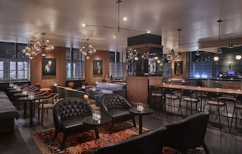 Serves breakfast and dinner at Hotel AKA Boston Common