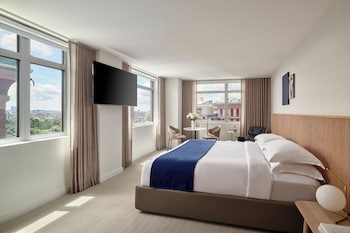 Premium Room, 1 King Bed, Corner | Premium bedding, pillowtop beds, in-room safe, desk at Hotel AKA Boston Common